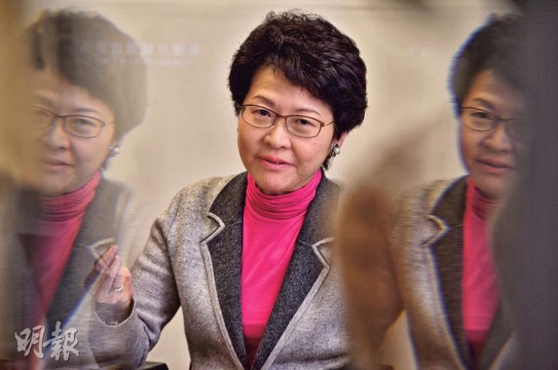 特首選舉候選人林鄭月娥曾說,選舉過程讓她學習到放軟身段,而訪問提及鉛水事件,當年她曾批有團體要求官員飲「鉛水」是侮辱,問她會否放下身段飲鉛水時,她說若事件無帶侮辱,飲水目的是助挽回市民信心,她願意飲,但若對方只想羞辱官員,她還是不會接受。(鄧宗弘攝) 特首選舉候選人林鄭月娥曾說,選舉過程讓她學習到放軟身段,而訪問提及鉛水事件,當年她曾批有團體要求官員飲「鉛水」是侮辱,問她會否放下身段飲鉛水時,她說若事件無帶侮辱,飲水目的是助挽回市民信心,她願意飲,但若對方只想羞辱官員,她還是不會接受。(鄧宗弘攝)