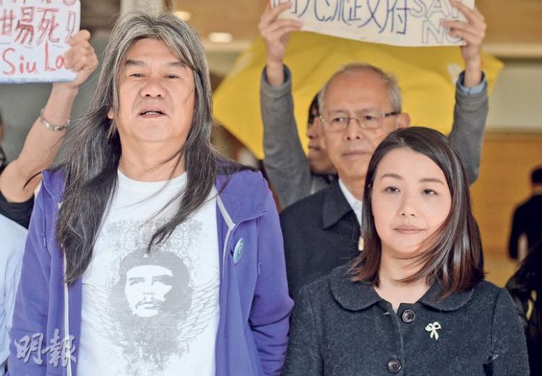 梁國雄(左)昨於庭外表示,認同資深大律師戴啟思的說法,指政府是濫用程序去針對一部分議員,又認為劉小麗(右)是參考了自己的宣誓方式,不應被遞奪資格。(鍾林枝攝)羅冠聰(圖)的代表資深大律師戴啟思陳辭時稱,當時也有其他議員叫口號,但政府只控告4名議員,認為如無合理解釋,便是濫用司法程序。(鍾林枝攝)代表劉小麗的名譽資深大律師陳文敏(圖)陳辭時指出,劉小麗曾參考以前宣誓做法來了解何為真誠莊嚴,或許她是錯誤判斷該些做法可行,但不能因此說她是拒絕宣誓。(鍾林枝攝) 梁國雄(左)昨於庭外表示,認同資深大律師戴啟思的說法,指政府是濫用程序去針對一部分議員,又認為劉小麗(右)是參考了自己的宣誓方式,不應被遞奪資格。(鍾林枝攝)羅冠聰(圖)的代表資深大律師戴啟思陳辭時稱,當時也有其他議員叫口號,但政府只控告4名議員,認為如無合理解釋,便是濫用司法程序。(鍾林枝攝)代表劉小麗的名譽資深大律師陳文敏(圖)陳辭時指出,劉小麗曾參考以前宣誓做法來了解何為真誠莊嚴,或許她是錯誤判斷該些做法可行,但不能因此說她是拒絕宣誓。(鍾林枝攝)