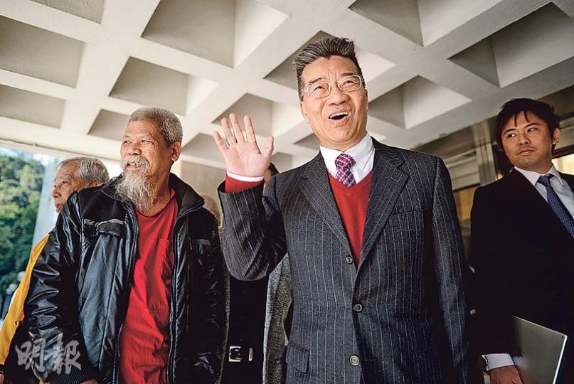 劉夢熊(右二)昨由胞弟劉夢鰲、女友及保釣成員等人陪同離庭,笑容滿面地表示「案件仍在司法階段,所以不便作出評論」。(鍾林枝攝) 劉夢熊(右二)昨由胞弟劉夢鰲、女友及保釣成員等人陪同離庭,笑容滿面地表示「案件仍在司法階段,所以不便作出評論」。(鍾林枝攝)