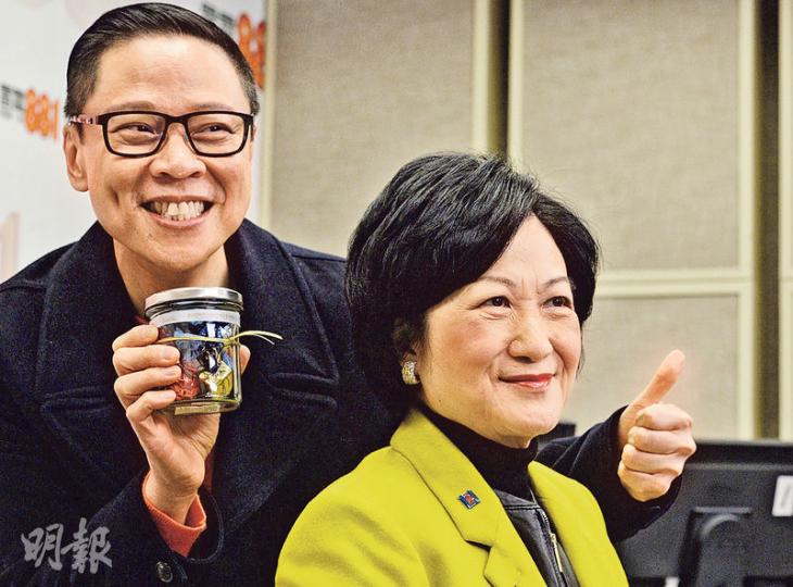 新民黨主席葉劉淑儀(右)喺前日嘅宣布結束競選工程記者會,送咗朱古力畀在場嘅記者,希望大家甜啲,噚日佢出席商台節目都有帶朱古力送畀陳志雲(左),搞到陳志雲鬼咁開心。(劉焌陶攝) 新民黨主席葉劉淑儀(右)喺前日嘅宣布結束競選工程記者會,送咗朱古力畀在場嘅記者,希望大家甜啲,噚日佢出席商台節目都有帶朱古力送畀陳志雲(左),搞到陳志雲鬼咁開心。(劉焌陶攝)