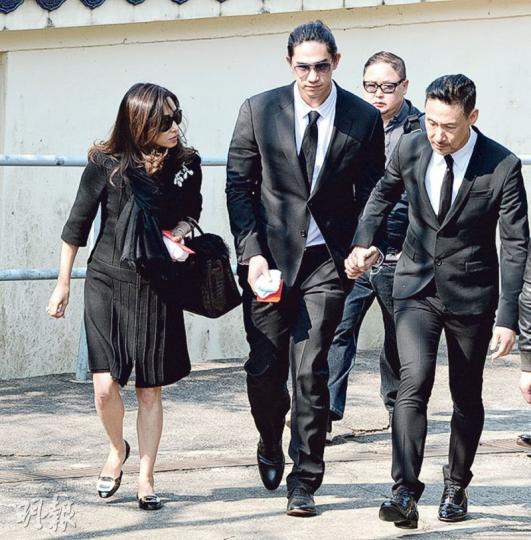 張學友拖着吳婉芳二子智同的手給予安慰。(攝影﹕梁迺楠、黃梓烜、劉永銳)梁佩瑚為好姊妹吳婉芳痛失丈夫感心痛。(攝影﹕梁迺楠、黃梓烜、劉永銳)李嘉慧離開殯儀館時傷心落淚。(攝影﹕梁迺楠、黃梓烜、劉永銳) 張學友拖着吳婉芳二子智同的手給予安慰。(攝影﹕梁迺楠、黃梓烜、劉永銳)梁佩瑚為好姊妹吳婉芳痛失丈夫感心痛。(攝影﹕梁迺楠、黃梓烜、劉永銳)李嘉慧離開殯儀館時傷心落淚。(攝影﹕梁迺楠、黃梓烜、劉永銳)