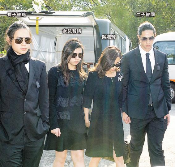 吳婉芳與子女手牽手,互相給予支持,讓胡家驊安心上路。(攝影﹕梁迺楠、黃梓烜、劉永銳)胡家驊長子智略捧着亡父的遺照。(攝影﹕梁迺楠、黃梓烜、劉永銳)吳婉芳強忍悲痛,堅強為丈夫胡家驊辦理身後事。(攝影﹕梁迺楠、黃梓烜、劉永銳)胡家驊的胞弟胡家驃、胡家驄傷心送別亡兄。(攝影﹕梁迺楠、黃梓烜、劉永銳)纓紅宴結束後,吳婉芳拖着女兒智晴離開,一臉木然。(攝影﹕梁迺楠、黃梓烜、劉永銳)劉坤銘與胡家驊兄弟情深厚,昨日到靈堂送別好友。(攝影﹕梁迺楠、黃梓烜、劉永銳)許晉亨失去好兄弟胡家驊,傷心憔悴。(攝影﹕梁迺楠 吳婉芳與子女手牽手,互相給予支持,讓胡家驊安心上路。(攝影﹕梁迺楠、黃梓烜、劉永銳)胡家驊長子智略捧着亡父的遺照。(攝影﹕梁迺楠、黃梓烜、劉永銳)吳婉芳強忍悲痛,堅強為丈夫胡家驊辦理身後事。(攝影﹕梁迺楠、黃梓烜、劉永銳)胡家驊的胞弟胡家驃、胡家驄傷心送別亡兄。(攝影﹕梁迺楠、黃梓烜、劉永銳)纓紅宴結束後,吳婉芳拖着女兒智晴離開,一臉木然。(攝影﹕梁迺楠、黃梓烜、劉永銳)劉坤銘與胡家驊兄弟情深厚,昨日到靈堂送別好友。(攝影﹕梁迺楠、黃梓烜、劉永銳)許晉亨失去好兄弟胡家驊,傷心憔悴。(攝影﹕梁迺楠