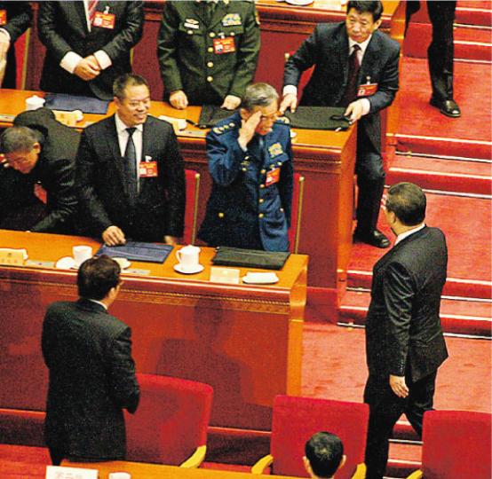 習近平(右)離場時,退役空軍中將王偉(敬禮者)上前準備與他握手。(明報記者攝) 習近平(右)離場時,退役空軍中將王偉(敬禮者)上前準備與他握手。(明報記者攝)