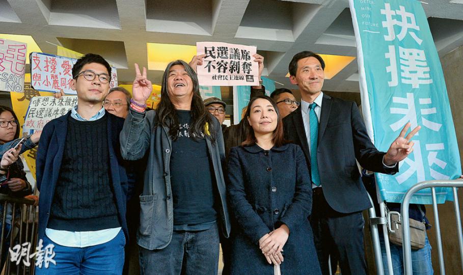 4名議員羅冠聰(左起)、梁國雄、劉小麗和姚松炎昨於聆訊後在庭外重申,政府不控告其餘當日亦有在宣誓前後講話的議員,卻針對他們提控,是濫用司法程序。為他們眾籌訟費的守護公義基金,成立人陳健民昨到場支持時透露,現籌得350萬元,距離目標仍欠150萬。(鍾林枝攝) 4名議員羅冠聰(左起)、梁國雄、劉小麗和姚松炎昨於聆訊後在庭外重申,政府不控告其餘當日亦有在宣誓前後講話的議員,卻針對他們提控,是濫用司法程序。為他們眾籌訟費的守護公義基金,成立人陳健民昨到場支持時透露,現籌得350萬元,距離目標仍欠150萬。(鍾林枝攝)