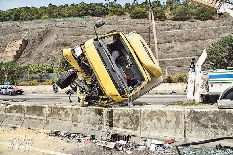 北大嶼山公路昨日首宗車禍中,七人車切線時撞向密斗貨車後「四輪朝天」,貨車被撞至失控翻側,橫亘路中石壆上。(鍾炳然攝) 北大嶼山公路昨日首宗車禍中,七人車切線時撞向密斗貨車後「四輪朝天」,貨車被撞至失控翻側,橫亘路中石壆上。(鍾炳然攝)