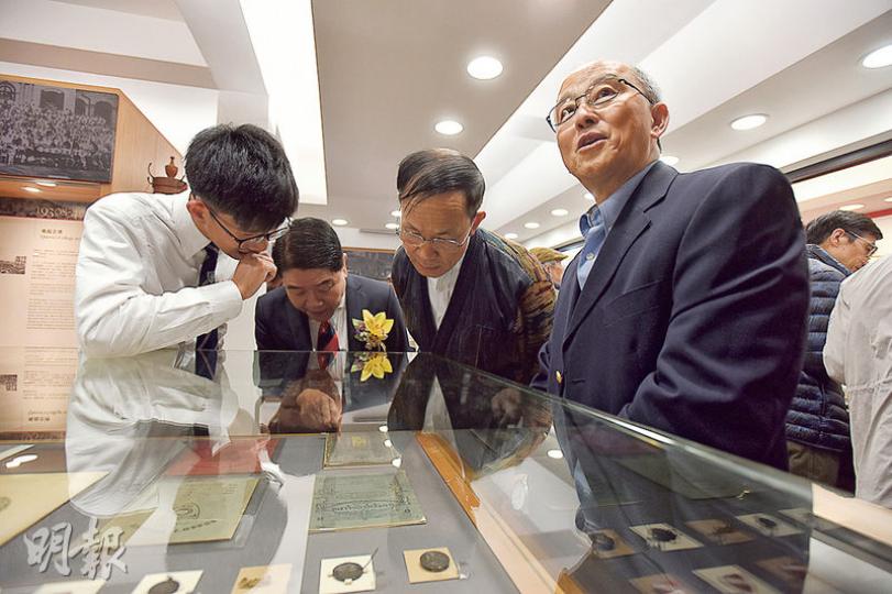民安隊處長李樹榮(右二)及前港鐵管理層徐景祥(右一)是皇仁書院1970年的畢業生,現任科大校長陳繁昌是他們的同屆同學,徐景祥在學時更曾與陳繁昌踢足球。(黃志東攝) 民安隊處長李樹榮(右二)及前港鐵管理層徐景祥(右一)是皇仁書院1970年的畢業生,現任科大校長陳繁昌是他們的同屆同學,徐景祥在學時更曾與陳繁昌踢足球。(黃志東攝)