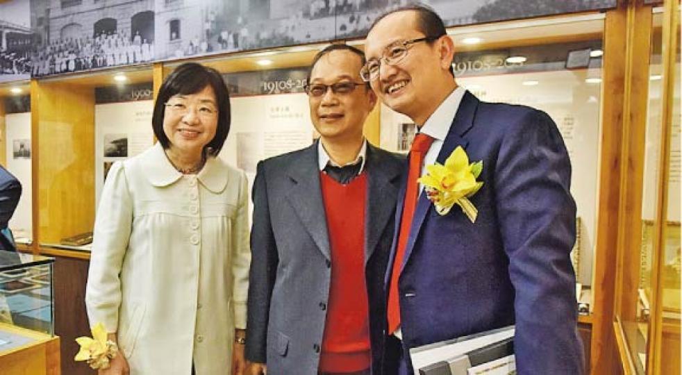 本港肝癌權威潘冬平(右)與當年中學生物科恩師李永良(中)同為皇仁書院舊生,昨於學校開放日重逢。圖左為皇仁現任校長李瑞華。(黃志東攝) 本港肝癌權威潘冬平(右)與當年中學生物科恩師李永良(中)同為皇仁書院舊生,昨於學校開放日重逢。圖左為皇仁現任校長李瑞華。(黃志東攝)