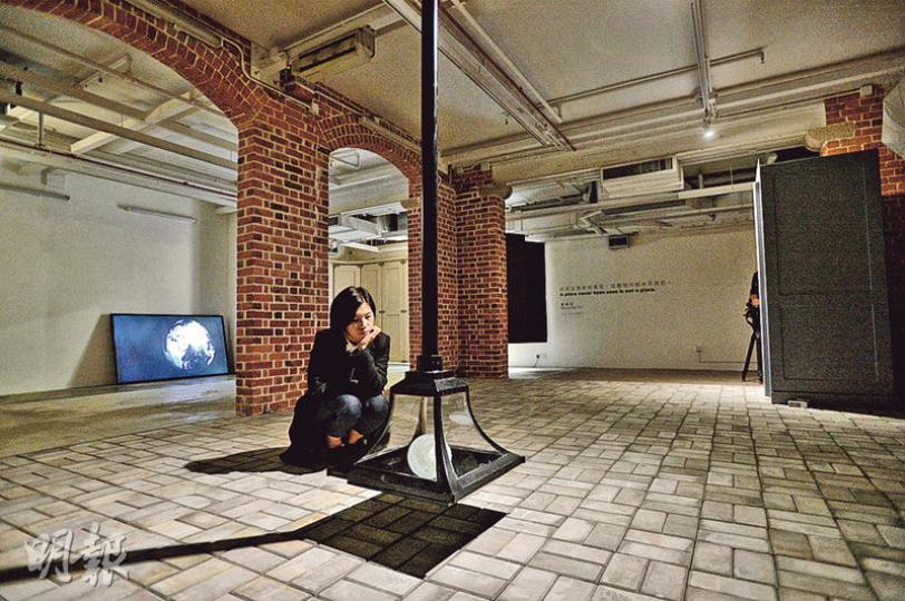 藝術家黃慧妍(圖)喺「矚目登場」系列節目入面,搞咗個名為《如果沒有被你看見,這個地方根本不存在》展覽,帶大家走入佢嘅夢境,入去圖中右後方嘅電話亭,聽一段讀文章嘅聲音,嘗試喺現實同模擬間,發掘日常物件中嘅隱喻。(楊柏賢攝) 藝術家黃慧妍(圖)喺「矚目登場」系列節目入面,搞咗個名為《如果沒有被你看見,這個地方根本不存在》展覽,帶大家走入佢嘅夢境,入去圖中右後方嘅電話亭,聽一段讀文章嘅聲音,嘗試喺現實同模擬間,發掘日常物件中嘅隱喻。(楊柏賢攝)