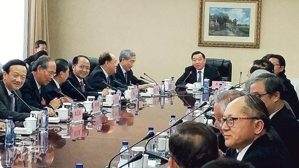 人大副委員長王晨(主席位)昨趁港區人代召開預備會議時探訪港區代表,提醒大家「準時開會」。(渠贇攝) 人大副委員長王晨(主席位)昨趁港區人代召開預備會議時探訪港區代表,提醒大家「準時開會」。(渠贇攝)