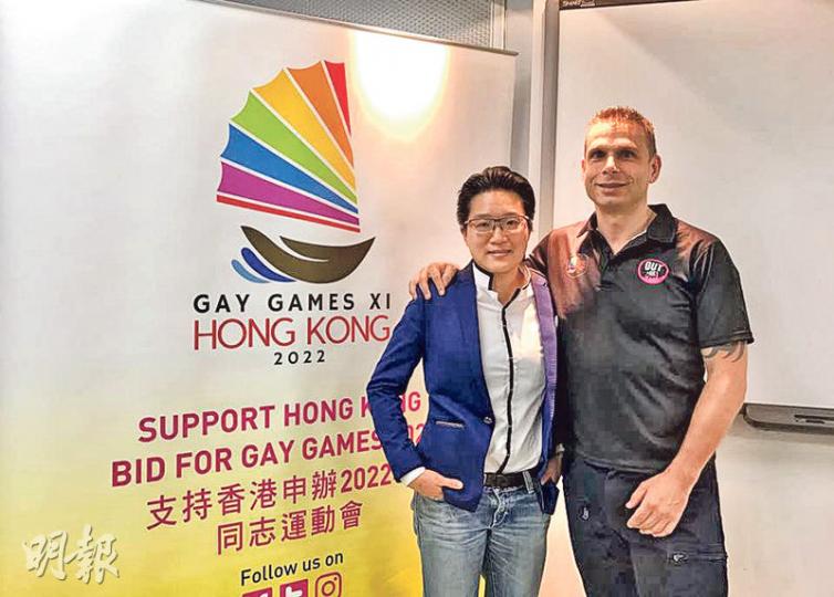 香港成為首個入圍申辦同志運動會的亞洲城市,申辦組織主席戚本乙(左)和Dennis Philipse(右)認為香港是能包容多元文化的城市,很適合作為亞洲舉辦同志運動會的起點,有相當優勢。(李詠珊攝) 香港成為首個入圍申辦同志運動會的亞洲城市,申辦組織主席戚本乙(左)和Dennis Philipse(右)認為香港是能包容多元文化的城市,很適合作為亞洲舉辦同志運動會的起點,有相當優勢。(李詠珊攝)