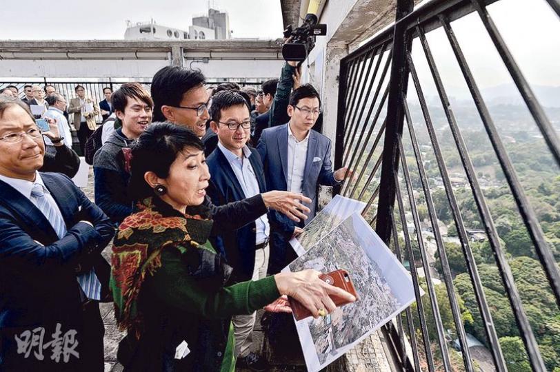 政府昨安排立法會發展事務委員會議員到元朗朗屏邨錦屏樓天台,隔着欄杆俯瞰橫洲發展區,議員朱凱廸(次排右三)批評安排「離地」。(馮凱鍵攝)約10名受橫洲第一期發展計劃影響的村民到場請願,更向新民黨田北辰(左圖左)送蕉,批評政府在綠化地帶建屋,未來耕土愈來愈少,希望他為下一代着想,叫停橫洲首期項目。而約40名棕地作業者亦到場請願(右),稱擔心橫洲發展會被收地,令工人失業。(馮凱鍵攝) 政府昨安排立法會發展事務委員會議員到元朗朗屏邨錦屏樓天台,隔着欄杆俯瞰橫洲發展區,議員朱凱廸(次排右三)批評安排「離地」。(馮凱鍵攝)約10名受橫洲第一期發展計劃影響的村民到場請願,更向新民黨田北辰(左圖左)送蕉,批評政府在綠化地帶建屋,未來耕土愈來愈少,希望他為下一代着想,叫停橫洲首期項目。而約40名棕地作業者亦到場請願(右),稱擔心橫洲發展會被收地,令工人失業。(馮凱鍵攝)