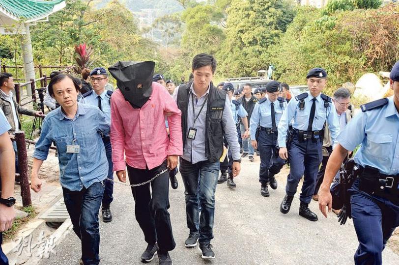 去年底至上月長沙灣及沙田接連發生多宗行山客劫案,警方經連日搜山在沙田發現「賊竇」並檢獲證物,憑DNA鎖定並拘捕一名有前科內地慣匪;昨午疑犯(紅衣者)被押返沙田一宗劫案現場重組案情。(樊銳昌攝) 去年底至上月長沙灣及沙田接連發生多宗行山客劫案,警方經連日搜山在沙田發現「賊竇」並檢獲證物,憑DNA鎖定並拘捕一名有前科內地慣匪;昨午疑犯(紅衣者)被押返沙田一宗劫案現場重組案情。(樊銳昌攝)