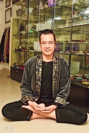 洪朝豐去年計劃移民法國巴黎,但他說計劃有變,現在想留港開禪修中心,並會到巴西做義工教打坐。(攝影﹕孫華中)洪朝豐以前是DJ,現在是打坐老師,林敏怡以前是音樂人,現在是能量治療師,兩個娛樂圈「邊緣人」合作開騷,希望透過音樂為觀眾帶來正能量。(攝影﹕孫華中) 洪朝豐去年計劃移民法國巴黎,但他說計劃有變,現在想留港開禪修中心,並會到巴西做義工教打坐。(攝影﹕孫華中)洪朝豐以前是DJ,現在是打坐老師,林敏怡以前是音樂人,現在是能量治療師,兩個娛樂圈「邊緣人」合作開騷,希望透過音樂為觀眾帶來正能量。(攝影﹕孫華中)