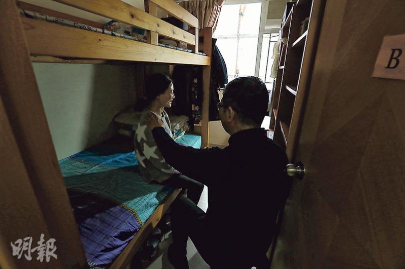 業主黃先生(右)近年把手頭物業的房間以優惠價租予基層,合共少收六成租金,他相信取諸社會、用諸社會。訪問當日,他探訪租用其旺角單位房間的單親母親潘太(左)。黃先生希望低調,婉拒出鏡。(李紹昌攝)黃先生在2013年以400多萬元買下這個位於旺角、實用面積620呎的3房單位,現以月租9000元租予兩名單身女性及兩個單親家庭,單位大廳供各戶共用。(李紹昌攝)這個位於旺角的單位除了有3個房間,亦有兩個廁所及一個廚房,供入住的女性共用。租客也可以在此煮食。(李紹昌攝) 業主黃先生(右)近年把手頭物業的房間以優惠價租予基層,合共少收六成租金,他相信取諸社會、用諸社會。訪問當日,他探訪租用其旺角單位房間的單親母親潘太(左)。黃先生希望低調,婉拒出鏡。(李紹昌攝)黃先生在2013年以400多萬元買下這個位於旺角、實用面積620呎的3房單位,現以月租9000元租予兩名單身女性及兩個單親家庭,單位大廳供各戶共用。(李紹昌攝)這個位於旺角的單位除了有3個房間,亦有兩個廁所及一個廚房,供入住的女性共用。租客也可以在此煮食。(李紹昌攝)