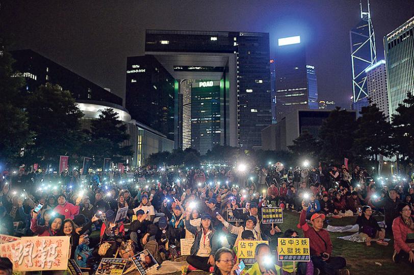 約400人昨晚到添馬公園集會,表示支持警察,活動期間各人揮動電筒或手機的燈光。(鄧宗弘攝) 約400人昨晚到添馬公園集會,表示支持警察,活動期間各人揮動電筒或手機的燈光。(鄧宗弘攝)
