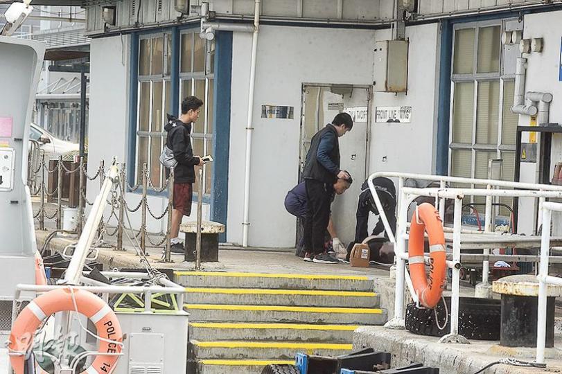 黃嘉熙的遺體被送往西灣河水警基地後,人員在其頭部發現有傷痕,初步調查無可疑,但其墮海及死亡原因有待進一步驗屍確定。(鍾炳然攝)警方調查期間,黃的家人、港台高層及助理廣播處長陳敏娟(右二)曾到西灣河水警基地認屍及提供資料。(鍾炳然攝) 黃嘉熙的遺體被送往西灣河水警基地後,人員在其頭部發現有傷痕,初步調查無可疑,但其墮海及死亡原因有待進一步驗屍確定。(鍾炳然攝)警方調查期間,黃的家人、港台高層及助理廣播處長陳敏娟(右二)曾到西灣河水警基地認屍及提供資料。(鍾炳然攝)