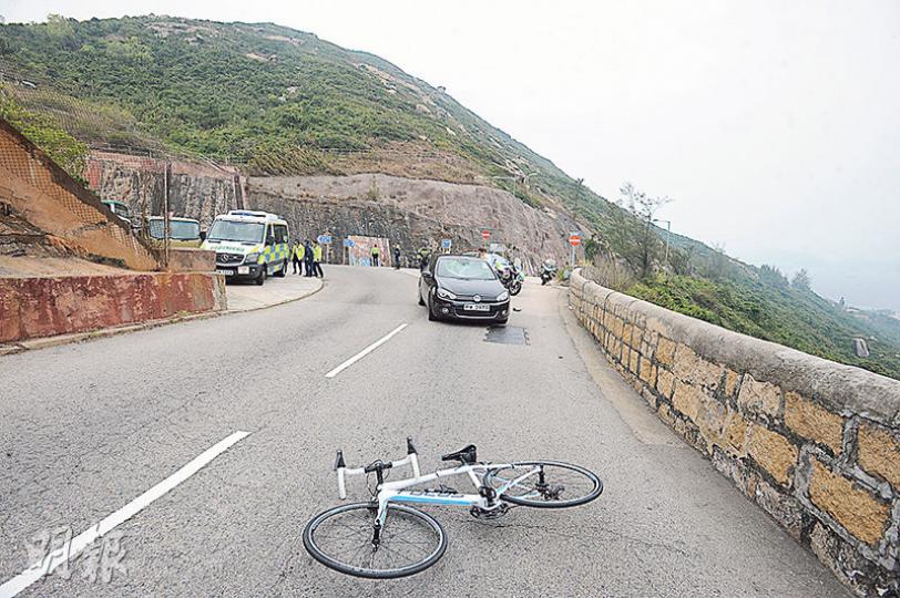 車禍後,警員趕至封鎖現場調查,見私家車擋風玻璃碎裂停在路中,被撞德國品牌Focus單車倒在數米外路面。(衛永康攝)車禍中,被撞51歲瑞典籍騎單車女事主面部及手腳重傷,半昏迷被送院救治。(衛永康攝) 車禍後,警員趕至封鎖現場調查,見私家車擋風玻璃碎裂停在路中,被撞德國品牌Focus單車倒在數米外路面。(衛永康攝)車禍中,被撞51歲瑞典籍騎單車女事主面部及手腳重傷,半昏迷被送院救治。(衛永康攝)