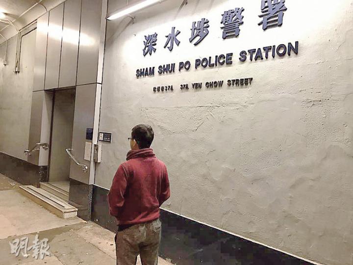 另一事主吳先生亦遭騙徒冒充身分碌卡18萬元,他懷疑經營俗稱「車隊卡」的第三方油卡公司,將其個人資料泄漏給不法之徒,他昨日凌晨到深水埗警署報案。(明報記者攝) 另一事主吳先生亦遭騙徒冒充身分碌卡18萬元,他懷疑經營俗稱「車隊卡」的第三方油卡公司,將其個人資料泄漏給不法之徒,他昨日凌晨到深水埗警署報案。(明報記者攝)