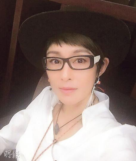 49歲的張敏有意復出，其感情生活即惹來關注。（微博圖片）被爆是張敏新歡的幕後製作人，被形容為「翻版黃子華」。（微博圖片）張敏不介意被「翻版黃子華」攬腰，兩人態度親暱，相信交情非淺。（微博圖片）