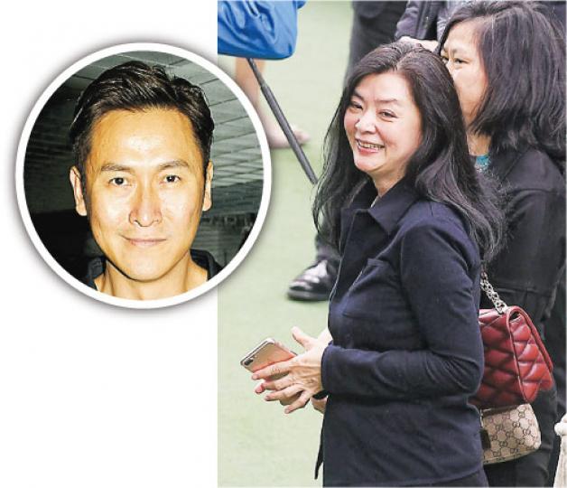 陳玉蓮與馬德鐘(圓圖)夾份養的愛駒昨日首次出賽,蓮妹現身馬場打氣。(張國彬攝) 陳玉蓮與馬德鐘(圓圖)夾份養的愛駒昨日首次出賽,蓮妹現身馬場打氣。(張國彬攝)