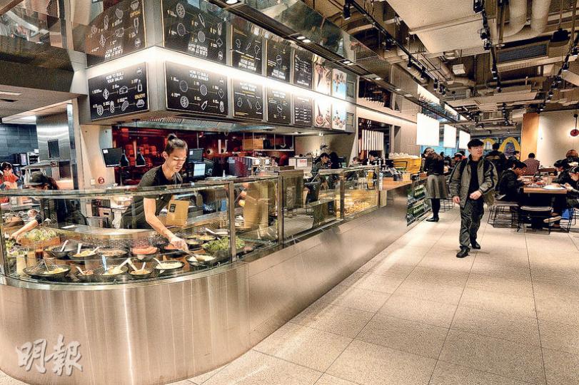 位於金鐘海富中心的麥當勞分店早前完成翻新,成為部分提早供應自選漢堡的分店之一,該店設有開放式廚房向顧客展示漢堡的製作過程。(楊柏賢攝) 位於金鐘海富中心的麥當勞分店早前完成翻新,成為部分提早供應自選漢堡的分店之一,該店設有開放式廚房向顧客展示漢堡的製作過程。(楊柏賢攝)