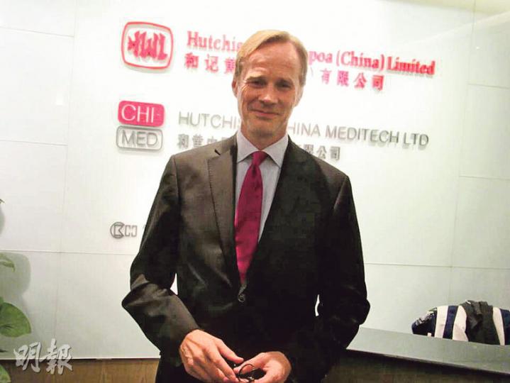 和黃中國醫藥首席執行官賀隽表示,他們在過去17年持續進行研發腫瘤科及免疫系統科化學藥,最少已投資30億元,目前開始見到成果。(陳偉燊攝) 和黃中國醫藥首席執行官賀隽表示,他們在過去17年持續進行研發腫瘤科及免疫系統科化學藥,最少已投資30億元,目前開始見到成果。(陳偉燊攝)
