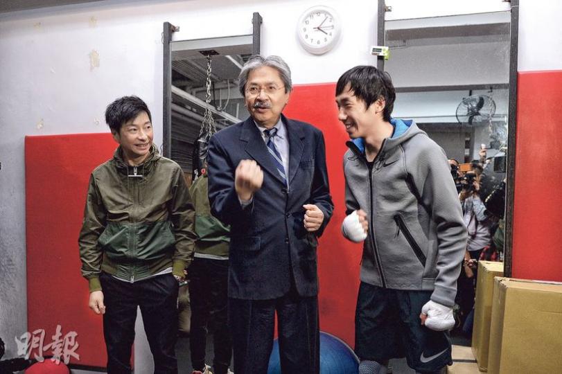 曹星如(右)昨在上環拳館公開操練,特首候選人曾俊華(中)現身打氣。過去多次現場觀戰的曾俊華大讚曹星如「場場搏到盡」,展示香港精神,比他參選更辛苦,又說體育並非沒有經濟貢獻,承諾若當選必會加大力度推動體育發展。(鍾林枝攝)特首候選人林鄭月娥(中)昨出席保險業聯會選舉論壇,強調政府有豐厚儲備,故下屆政府須善用財力。圖左為選委陳沛良,右為選委伍榮發。(楊柏賢攝)提出擴大選委會選民基礎的特首候選人胡國興(中),昨出席保險業聯會論壇時重申,希望藉該建議「令功能組別效用愈來愈褪色」。保險界於今年特首選舉擁1 曹星如(右)昨在上環拳館公開操練,特首候選人曾俊華(中)現身打氣。過去多次現場觀戰的曾俊華大讚曹星如「場場搏到盡」,展示香港精神,比他參選更辛苦,又說體育並非沒有經濟貢獻,承諾若當選必會加大力度推動體育發展。(鍾林枝攝)特首候選人林鄭月娥(中)昨出席保險業聯會選舉論壇,強調政府有豐厚儲備,故下屆政府須善用財力。圖左為選委陳沛良,右為選委伍榮發。(楊柏賢攝)提出擴大選委會選民基礎的特首候選人胡國興(中),昨出席保險業聯會論壇時重申,希望藉該建議「令功能組別效用愈來愈褪色」。保險界於今年特首選舉擁1