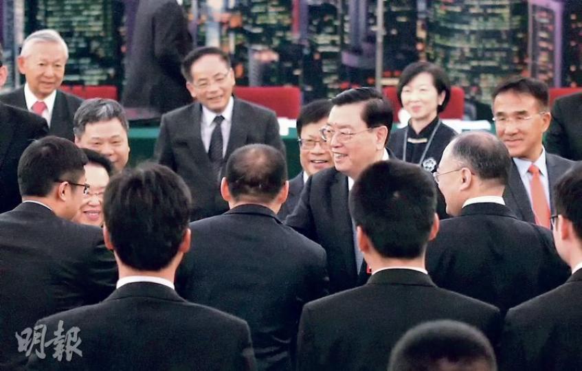 全國人大委員長張德江(右三面向鏡頭者)昨出席港區人大代表會議,與會人大代表會後表示,張德江對香港發展充滿信心,但認為香港「再經不起政治爭拗」,希望港人「放下歧見、共謀發展、團結和諧、良好奮力」。(何曉勤攝) 全國人大委員長張德江(右三面向鏡頭者)昨出席港區人大代表會議,與會人大代表會後表示,張德江對香港發展充滿信心,但認為香港「再經不起政治爭拗」,希望港人「放下歧見、共謀發展、團結和諧、良好奮力」。(何曉勤攝)