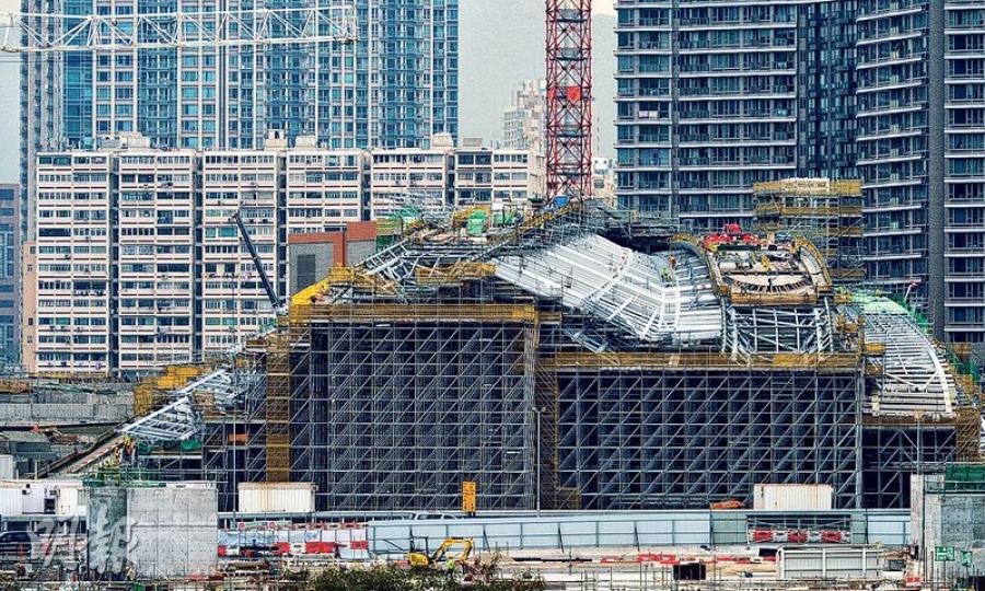 政府預計廣深港高鐵香港段可於明年第三季通車,記者昨日在西九龍總站地盤所見,總站大樓的巨型天幕建築已見規模。(蘇智鑫攝) 政府預計廣深港高鐵香港段可於明年第三季通車,記者昨日在西九龍總站地盤所見,總站大樓的巨型天幕建築已見規模。(蘇智鑫攝)