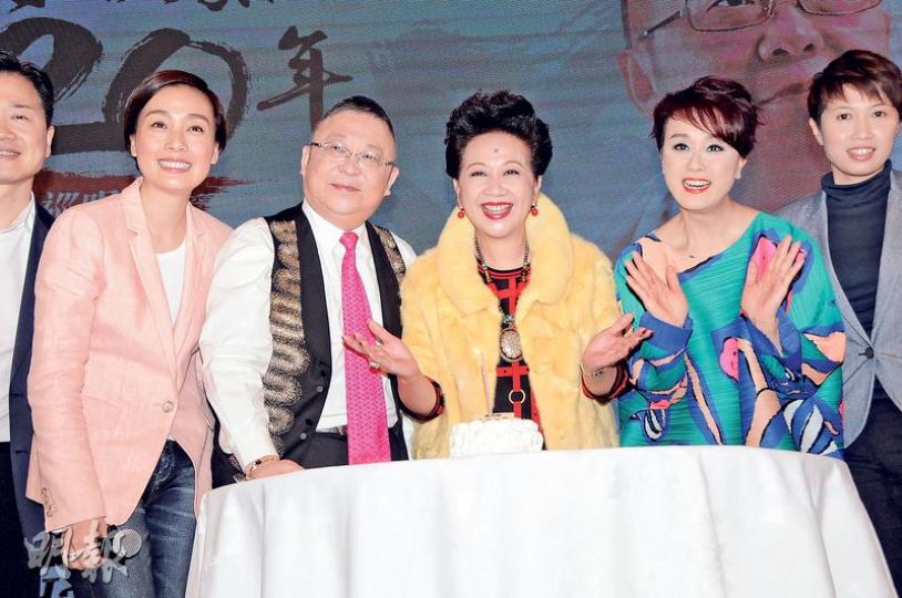 江美儀(左一)、李居明(左二)及蓋鳴暉(右一)為家燕姐(右二)預祝67歲生日,壽星笑不攏嘴。(攝影/記者:林祖傑) 江美儀(左一)、李居明(左二)及蓋鳴暉(右一)為家燕姐(右二)預祝67歲生日,壽星笑不攏嘴。(攝影/記者:林祖傑)