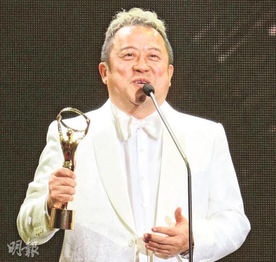 曾志偉上台領取「最佳男主角」獎項時表現激動。(微博圖片)楊怡(右)變小粉絲,成功向李心潔(左)「集郵」合照。(微博圖片)黃秋生(左)與何超儀(右)擔任馬來西亞金環獎頒獎嘉賓。(微博圖片) 曾志偉上台領取「最佳男主角」獎項時表現激動。(微博圖片)楊怡(右)變小粉絲,成功向李心潔(左)「集郵」合照。(微博圖片)黃秋生(左)與何超儀(右)擔任馬來西亞金環獎頒獎嘉賓。(微博圖片)