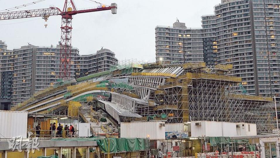 本報取得的兩份高鐵西九龍總站詳細設計文件顯示,總站內已規劃一地兩檢區域,設內地清關、出入境、檢疫辦公室及羈留設施等。目前高鐵西九龍總站正興建弧形的玻璃天幕(圖)。(鍾林枝攝) 本報取得的兩份高鐵西九龍總站詳細設計文件顯示,總站內已規劃一地兩檢區域,設內地清關、出入境、檢疫辦公室及羈留設施等。目前高鐵西九龍總站正興建弧形的玻璃天幕(圖)。(鍾林枝攝)