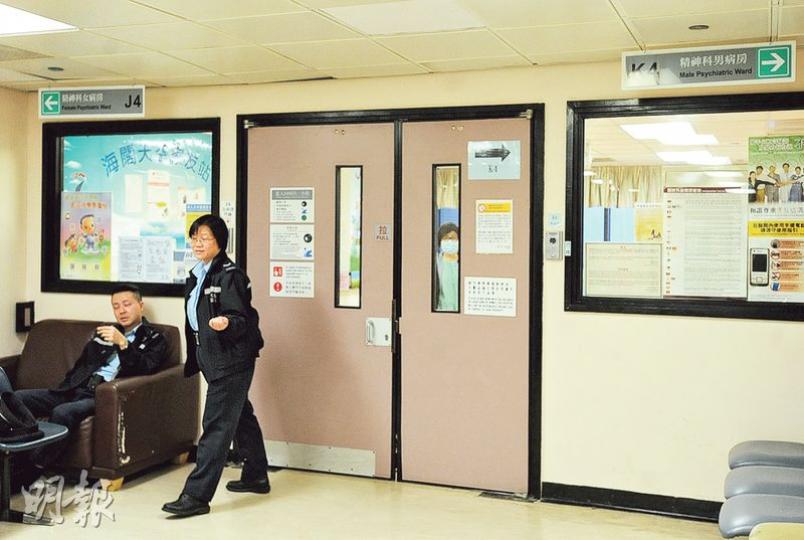 東區醫院精神科病房再發生風化案,44歲男病人涉嫌非禮18歲男院友被捕,兩人繼續留醫治療;昨午記者到醫院了解時,發現精神科病房外有警員駐守。(衛永康攝) 東區醫院精神科病房再發生風化案,44歲男病人涉嫌非禮18歲男院友被捕,兩人繼續留醫治療;昨午記者到醫院了解時,發現精神科病房外有警員駐守。(衛永康攝)