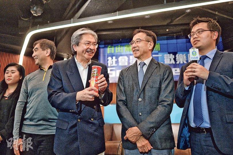 獲自由黨3票提名的特首候選人曾俊華(中),昨出席該黨青年團活動,提名曾俊華入閘的自由黨榮譽主席田北俊(右二)向對方送上薯片以示支持。圖左二為自由黨黨魁鍾國斌,右一為該黨青年團主席符傳富。(鍾林枝攝)特首候選人胡國興(左)昨到馬鞍山利安邨接觸市民,先到兩家超市花百餘元購買「三餸一湯」材料,以八達通付款,隨後攜同材料上樓探訪住戶。(鄧宗弘攝) 獲自由黨3票提名的特首候選人曾俊華(中),昨出席該黨青年團活動,提名曾俊華入閘的自由黨榮譽主席田北俊(右二)向對方送上薯片以示支持。圖左二為自由黨黨魁鍾國斌,右一為該黨青年團主席符傳富。(鍾林枝攝)特首候選人胡國興(左)昨到馬鞍山利安邨接觸市民,先到兩家超市花百餘元購買「三餸一湯」材料,以八達通付款,隨後攜同材料上樓探訪住戶。(鄧宗弘攝)