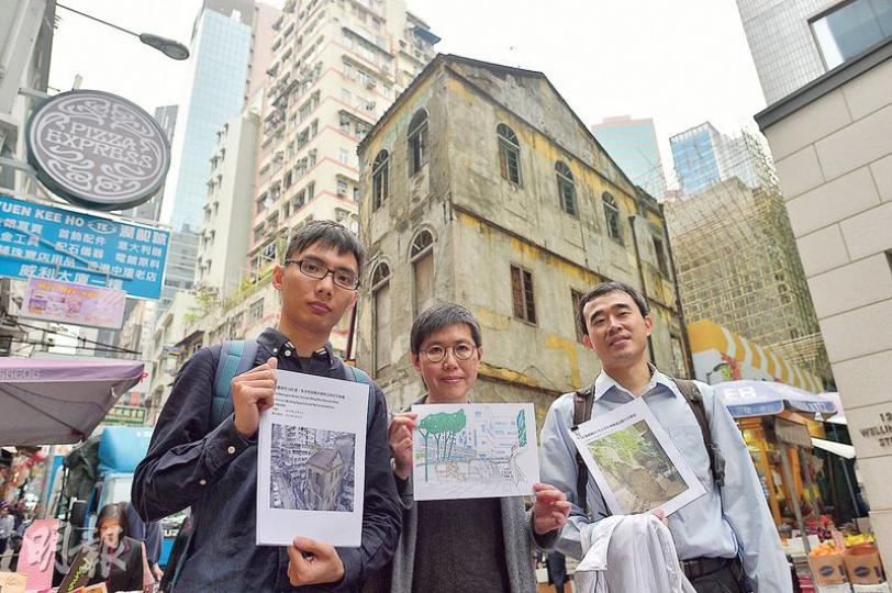 永和號關注組發言人徐聖傑(左)認為,其背後、位於威靈頓街120號的永和號唐樓值得全幢保育,而非只留建築立面。他說該唐樓屋頂採用較罕有的「雙筒雙瓦」方式搭建,內裏亦有結構木樓面、木樓梯等建築特色。旁為中西區關注組發言人羅雅寧(中)和城西關注組發言人張朝敦(右)。(鄧宗弘攝)關注團體上月進入永和號唐樓內考察,其中1樓及2樓均建有閣仔(圖為1樓的閣仔),閣仔以方形木樑及木板搭建,相信是後期興建,但反映唐樓內擁擠的居住條件,惟現時閣仔已破損。(岑詠欣攝) 永和號關注組發言人徐聖傑(左)認為,其背後、位於威靈頓街120號的永和號唐樓值得全幢保育,而非只留建築立面。他說該唐樓屋頂採用較罕有的「雙筒雙瓦」方式搭建,內裏亦有結構木樓面、木樓梯等建築特色。旁為中西區關注組發言人羅雅寧(中)和城西關注組發言人張朝敦(右)。(鄧宗弘攝)關注團體上月進入永和號唐樓內考察,其中1樓及2樓均建有閣仔(圖為1樓的閣仔),閣仔以方形木樑及木板搭建,相信是後期興建,但反映唐樓內擁擠的居住條件,惟現時閣仔已破損。(岑詠欣攝)