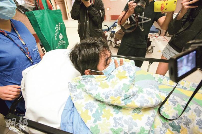 陳姓攝影師經通宵搶救脫離危險期,昨晚他被推出深切治療部病房時,向記者展示「V」字勝利手勢,開腔多謝大家關心。(伍浦鋒攝) 陳姓攝影師經通宵搶救脫離危險期,昨晚他被推出深切治療部病房時,向記者展示「V」字勝利手勢,開腔多謝大家關心。(伍浦鋒攝)