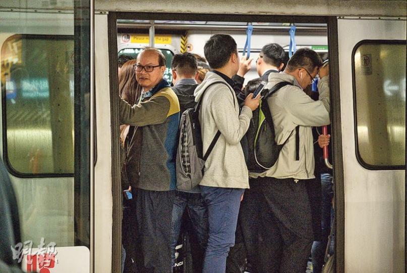 港鐵最新短片激親唔少背囊友,有人就喺fb留言﹕「繁忙時間逼到咁……有無諗過人逼人嗰陣,放低背囊會kick到想落車嗰d人?」圖為港鐵車廂。(鍾林枝攝) 港鐵最新短片激親唔少背囊友,有人就喺fb留言﹕「繁忙時間逼到咁……有無諗過人逼人嗰陣,放低背囊會kick到想落車嗰d人?」圖為港鐵車廂。(鍾林枝攝)