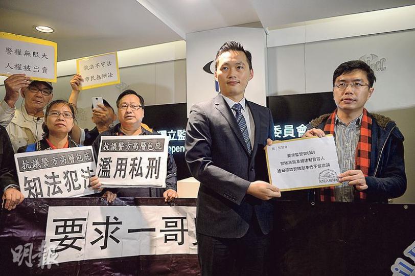 民陣部分代表昨到投訴警察課,投訴警務處長盧偉聰包庇下屬參與沒有申請不反對通知書的集會等,另到監警會請願(見圖)望監警會正視調查。監警會指按現行制度,該會負責審核投訴警察課就須匯報投訴的調查報告。(鍾林枝攝) 民陣部分代表昨到投訴警察課,投訴警務處長盧偉聰包庇下屬參與沒有申請不反對通知書的集會等,另到監警會請願(見圖)望監警會正視調查。監警會指按現行制度,該會負責審核投訴警察課就須匯報投訴的調查報告。(鍾林枝攝)