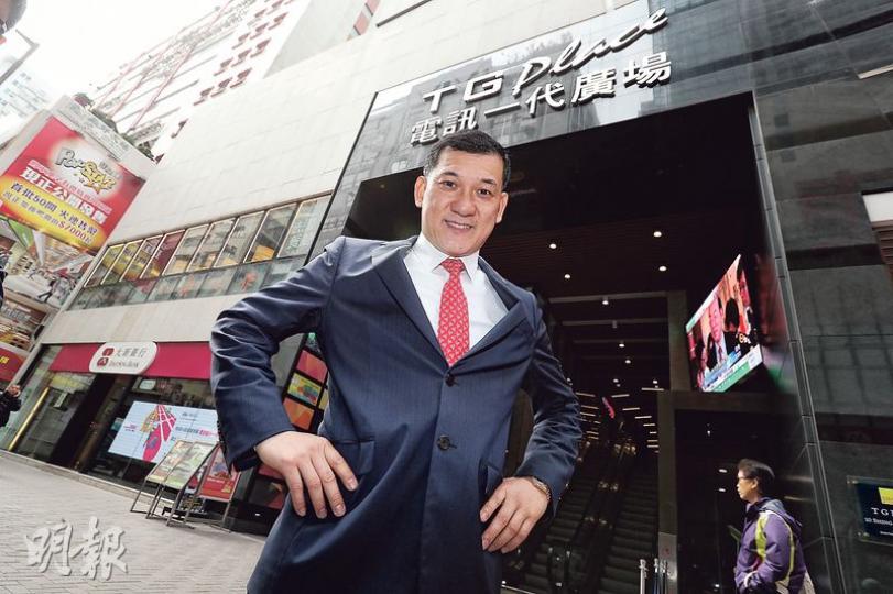 羅珠雄(圖)認為,投資物業成功的竅門,首要在於低價購入外表失色,但具發展潛力的物業,他背後由集團擁有的電訊一代廣場,便是近年重建而成的。(李紹昌攝) 羅珠雄(圖)認為,投資物業成功的竅門,首要在於低價購入外表失色,但具發展潛力的物業,他背後由集團擁有的電訊一代廣場,便是近年重建而成的。(李紹昌攝)