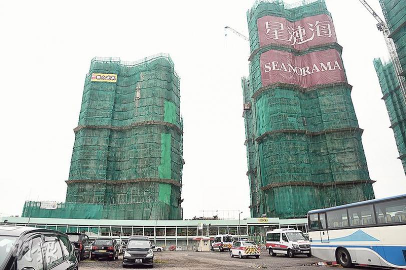 馬鞍山豪宅星漣海地盤昨發生嚴重工業意外,釀成一死兩傷;意外後,勞工處派員到場調查,並向承辦商發出「暫時停工通知書」。(鍾炳然攝) 馬鞍山豪宅星漣海地盤昨發生嚴重工業意外,釀成一死兩傷;意外後,勞工處派員到場調查,並向承辦商發出「暫時停工通知書」。(鍾炳然攝)