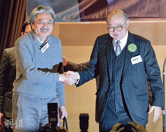 特首候選人胡國興(右)和曾俊華(左)昨先後出席資訊科技界選委舉辦的論壇。胡國興完成其環節後,與剛進場的曾俊華握手寒暄,讓傳媒拍攝。曾俊華在其環節中表示「至今日都無諗住會輸」;胡國興則指對當選有80%信心。(楊柏賢攝) 特首候選人胡國興(右)和曾俊華(左)昨先後出席資訊科技界選委舉辦的論壇。胡國興完成其環節後,與剛進場的曾俊華握手寒暄,讓傳媒拍攝。曾俊華在其環節中表示「至今日都無諗住會輸」;胡國興則指對當選有80%信心。(楊柏賢攝)