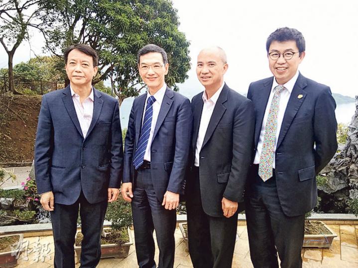 新界東醫院聯網總監羅思偉(左二)表示,威院第二期重建計劃首階段工程,7月會到財委會申請前期工程撥款。左一為威院副醫院行政總監李錦滔,右一為北區醫院行政總監鍾健禮。(邱雅錡攝) 新界東醫院聯網總監羅思偉(左二)表示,威院第二期重建計劃首階段工程,7月會到財委會申請前期工程撥款。左一為威院副醫院行政總監李錦滔,右一為北區醫院行政總監鍾健禮。(邱雅錡攝)