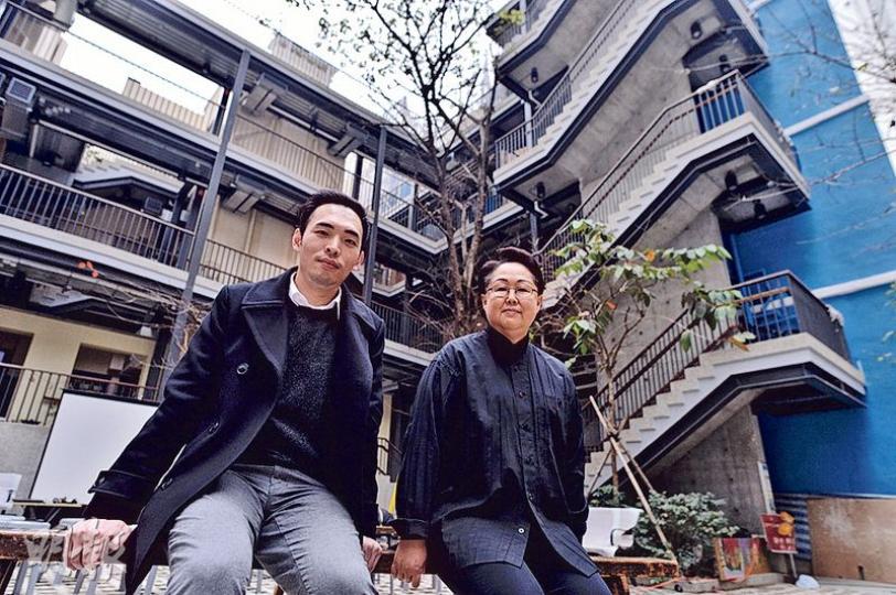項目復修工程顧問黃黃耀(左)表示,黃屋復修工程較複雜,故項目延遲約1年,但未有超支。其身旁的督導委員會成員黃英琦期望,藍屋建築群的「好鄰居」外向、有社區活動經驗。(馮凱鍵攝) 項目復修工程顧問黃黃耀(左)表示,黃屋復修工程較複雜,故項目延遲約1年,但未有超支。其身旁的督導委員會成員黃英琦期望,藍屋建築群的「好鄰居」外向、有社區活動經驗。(馮凱鍵攝)