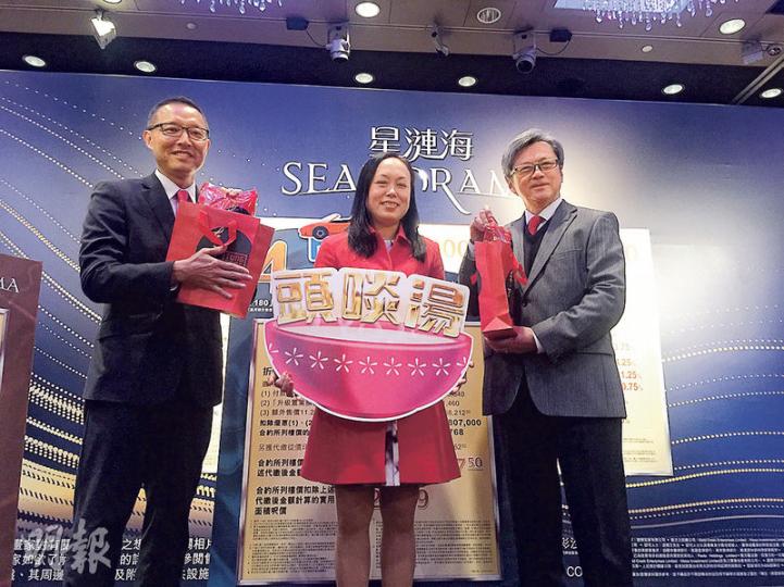 長實馬鞍山星漣海昨以貼近區內二手呎價首推93伙,趙國雄(右)形容,買家若買入首批單位如飲頭啖湯。(方可兒攝) 長實馬鞍山星漣海昨以貼近區內二手呎價首推93伙,趙國雄(右)形容,買家若買入首批單位如飲頭啖湯。(方可兒攝)