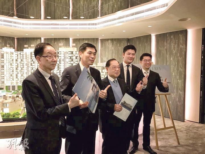 會德豐MONTEREY以折實平均實呎14,208元首推186伙。梁志堅(中)表示,項目定價不算進取,已考慮區內買家負擔能力。(謝穎怡攝) 會德豐MONTEREY以折實平均實呎14,208元首推186伙。梁志堅(中)表示,項目定價不算進取,已考慮區內買家負擔能力。(謝穎怡攝)