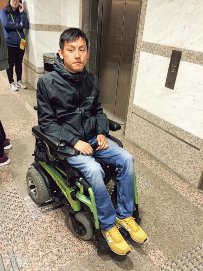 葉先生由屯門住所往大埔醫院覆診,均會使用康復巴士電召服務,惟他稱即使提早半年預約,獲安排復康巴士的機會甚低。(劉嘉裕攝) 葉先生由屯門住所往大埔醫院覆診,均會使用康復巴士電召服務,惟他稱即使提早半年預約,獲安排復康巴士的機會甚低。(劉嘉裕攝)
