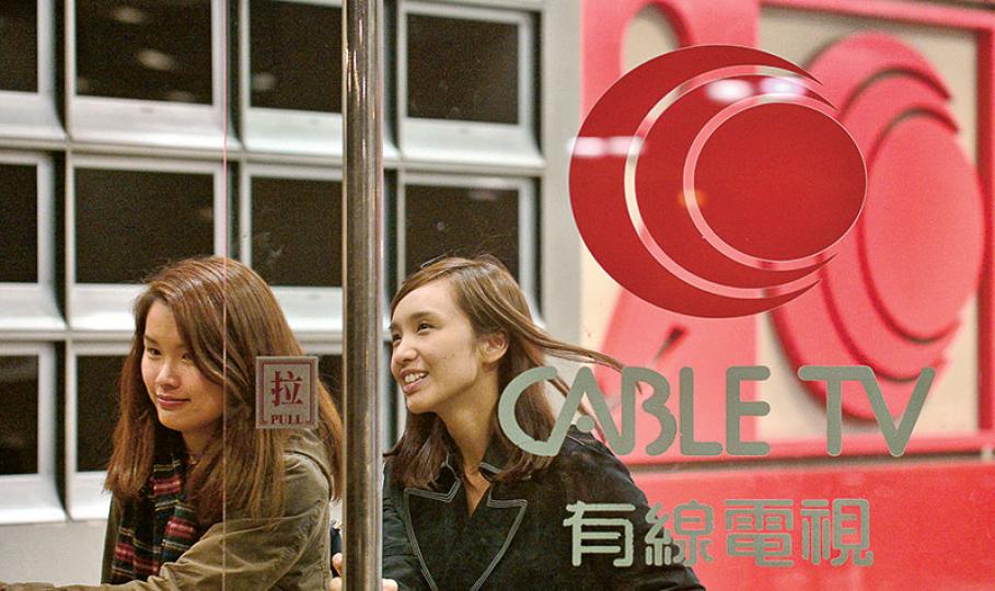 九倉昨表明將不會向有線提供進一步資金承擔,香港有線新聞有限公司及香港有線體育有限公司執行董事趙應春昨回應表示,新聞部現約有500人,相信同事專業,各人對新聞質素有要求,公司未來一兩天將與員工見面解釋情况。圖為有線新聞部員工。(鄧宗弘攝)九倉主席吳天海(右)表示,估計有線業務中短期轉虧為盈機會偏低,資金流繼續偏弱,最終又未達成買賣協議,所以決定不予延續資金承諾,目前他們正尋求財務顧問檢討,盡快就未來發展方向及是否繼續營運有線電視牌照方面定案,呼籲有線電視員工緊守崗位。(李紹昌攝) 九倉昨表明將不會向有線提供進一步資金承擔,香港有線新聞有限公司及香港有線體育有限公司執行董事趙應春昨回應表示,新聞部現約有500人,相信同事專業,各人對新聞質素有要求,公司未來一兩天將與員工見面解釋情况。圖為有線新聞部員工。(鄧宗弘攝)九倉主席吳天海(右)表示,估計有線業務中短期轉虧為盈機會偏低,資金流繼續偏弱,最終又未達成買賣協議,所以決定不予延續資金承諾,目前他們正尋求財務顧問檢討,盡快就未來發展方向及是否繼續營運有線電視牌照方面定案,呼籲有線電視員工緊守崗位。(李紹昌攝)