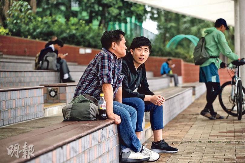 上周二,27歲的梁焯霖(右)在沙田城門河一帶嘗試找人聊天,其中40歲的陳先生(左)願意與他聊天,更笑說以前未有同類經歷。(曾憲宗攝) 上周二,27歲的梁焯霖(右)在沙田城門河一帶嘗試找人聊天,其中40歲的陳先生(左)願意與他聊天,更笑說以前未有同類經歷。(曾憲宗攝)