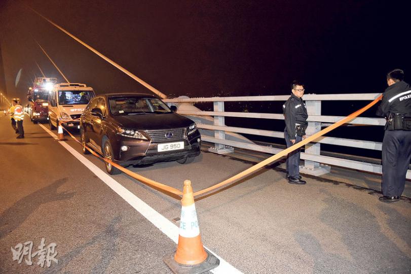 一對夫婦疑因病輕生,昨凌晨駕車到昂船洲大橋後跳橋,逾7小時後女事主始被救起,送院後不治,男事主仍生死未卜。(蔡方山攝)警員事後在私家車內尋獲一封遺書,內容大致透露兩人因受病痛所困擾而尋死。(蔡方山攝)政府飛行服務隊直升機奉召到場協助,並於昂船洲大橋附近海面盤旋,利用射燈從高空照明協助搜索。(蔡方山攝) 一對夫婦疑因病輕生,昨凌晨駕車到昂船洲大橋後跳橋,逾7小時後女事主始被救起,送院後不治,男事主仍生死未卜。(蔡方山攝)警員事後在私家車內尋獲一封遺書,內容大致透露兩人因受病痛所困擾而尋死。(蔡方山攝)政府飛行服務隊直升機奉召到場協助,並於昂船洲大橋附近海面盤旋,利用射燈從高空照明協助搜索。(蔡方山攝)