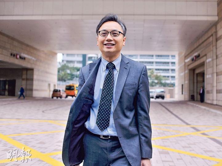 威爾斯親王醫院內科及藥物治療部心臟科醫生陳日新表示,女病人袁惠芬手術後情况一度改善,心臟一直運作正常,而她最終是死於霉菌入侵肺部,故很難作出結論她是因不脗合的心臟致死。(馮凱鍵攝) 威爾斯親王醫院內科及藥物治療部心臟科醫生陳日新表示,女病人袁惠芬手術後情况一度改善,心臟一直運作正常,而她最終是死於霉菌入侵肺部,故很難作出結論她是因不脗合的心臟致死。(馮凱鍵攝)